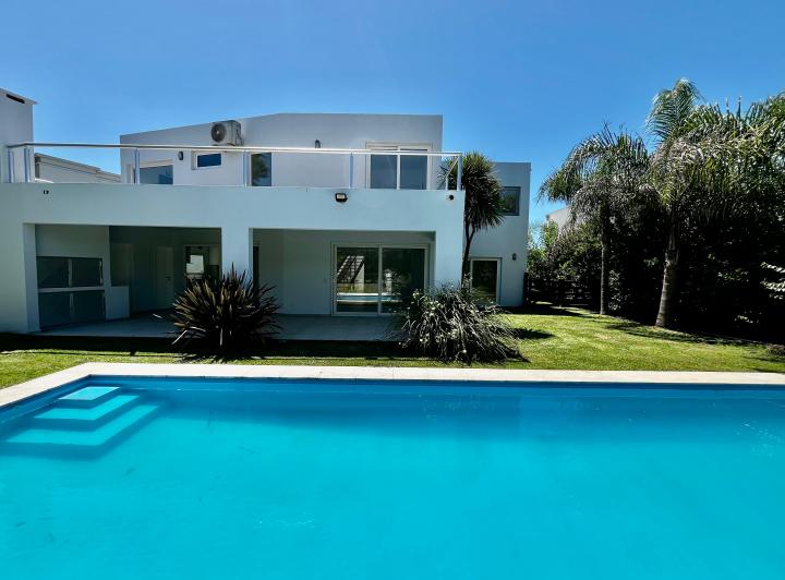 Casa · 325m² · 8 Ambientes · 2 Cocheras