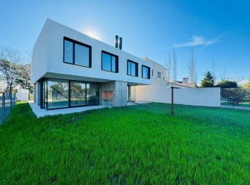 Casa · 137m² · 5 Ambientes · 2 Cocheras · Casa 3 Dorm. - Aldea Fisherton - 2 Cocheras - 3 Baños - Jardin de 19 m² de Fondo
