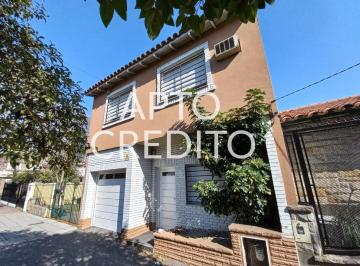Casa · 131m² · 4 Ambientes · 1 Cochera · Casa de 3 Dorm. y Cochera en Banfield Oeste Acepta Permuta 50% del Valor