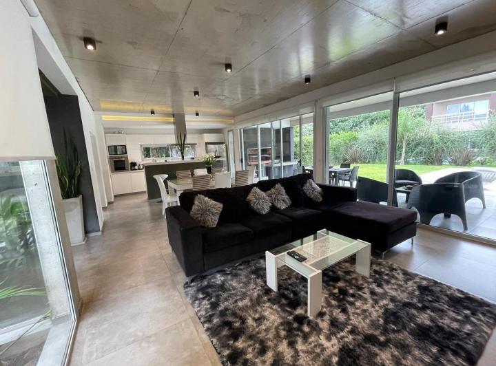 Casa · 220m² · 5 Ambientes · 3 Cocheras