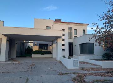 Casa · 300m² · 6 Ambientes · 2 Cocheras · Casa en Venta en Barrio La Barraca. Gllén