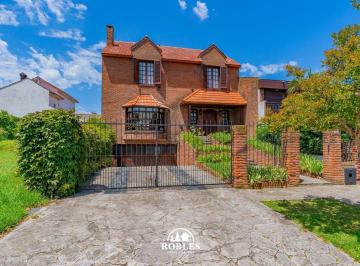 Casa · 311m² · 5 Ambientes · 2 Cocheras · Excelente Chalet de Ladrillo Visto, Sobre Importante Lote en Zona Divino Rostro.
