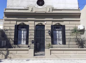 Casa · 140m² · 4 Ambientes · Chalet de Estilo Reciclado a Nuevo con Pileta - Excelente!
