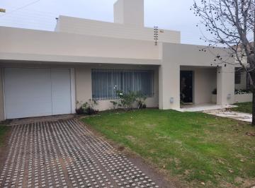 Casa de 9 ambientes, Córdoba · Exelente Casa con 4 Domitorios - Jardin y Pileta