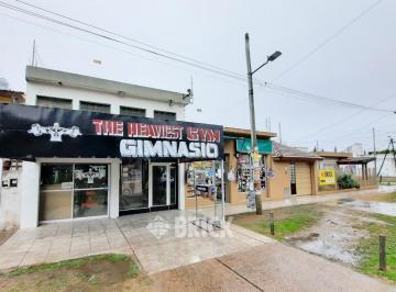 Local comercial · 320m² · 4 Ambientes · 2 Cocheras · Gran Lote en Esquina de 391 m² Totales - Hoy Dos Locales Casa de 4 Ambientes