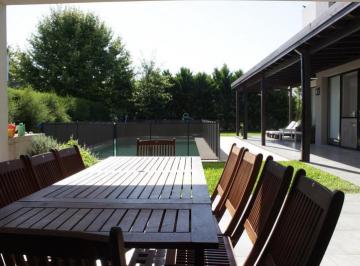 Casa · 220m² · 3 Dormitorios · 2 Cocheras · Av Fuerza Aerea 4200 Miraflores - Venta Casa 3 Dorm. Piscina Parque en Funes