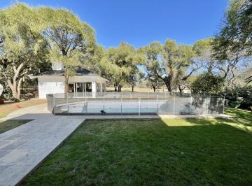 Casa · 480m² · 4 Ambientes · Casa a La Venta en Las Delicias Fondo Golf