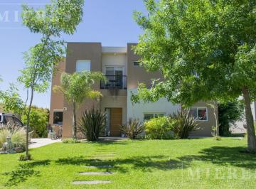 Casa · 158m² · 7 Ambientes · 2 Cocheras · Muy Linda Casa en Venta Desarrollada en Dos Plantas en Santa Guadalupe, Pilar del Este
