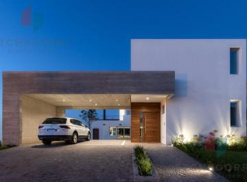 Casa · 280m² · 6 Ambientes · 2 Cocheras · Casa en Arenas del Sur de Seis Ambientes con Piscina