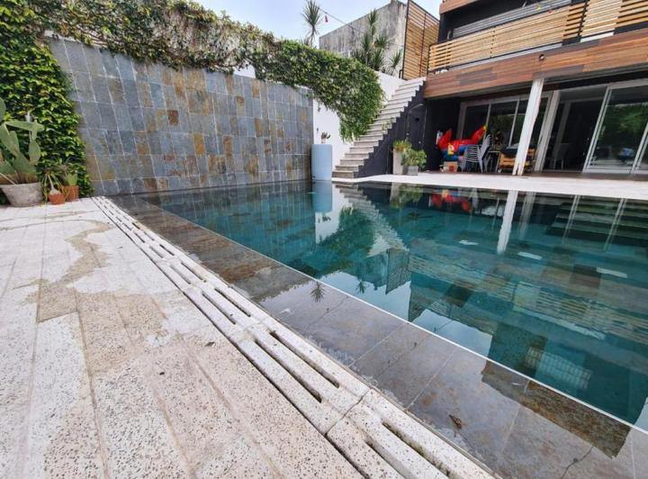 Casa · 350m² · 5 Ambientes · 1 Cochera