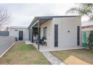 Casa · 80m² · 3 Ambientes · 2 Cocheras · Casa 1 Dormitorio en Villa San Juan.