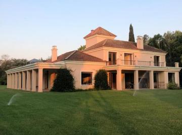 Quinta vacacional · 580m² · 6 Ambientes · 4 Cocheras · Excelente Casa de 580 m² en El Argentino Farm Club de Lujan