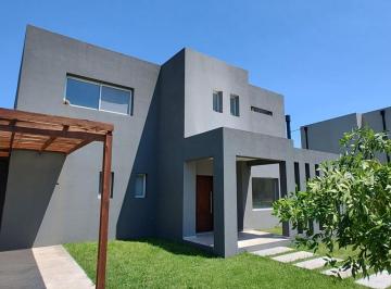 Casa · 220m² · 4 Ambientes · 4 Cocheras · Casa en Venta a Estrenar en Bº San Gabriel, Villanueva