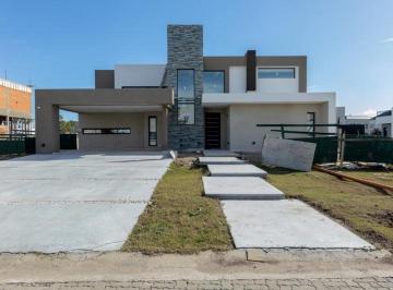 Casa · 211m² · 5 Ambientes · Casa de 5 Ambientes en Venta en Country La Providencia. Canning, Ezeiza.