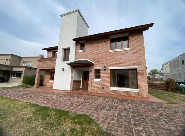 Casa · 200m² · 5 Ambientes · 3 Cocheras