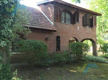 Casa · 145m² · 4 Ambientes · 1 Cochera · Venta y Alquiler de Casa - Los Quinchos C. C