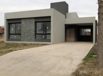 Casa · 460m² · 2 Dormitorios · 1 Cochera · Casa - Ibarlucea