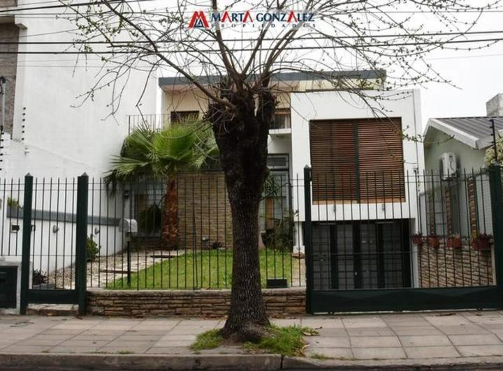 Casa · 240m² · 5 Ambientes · 4 Cocheras