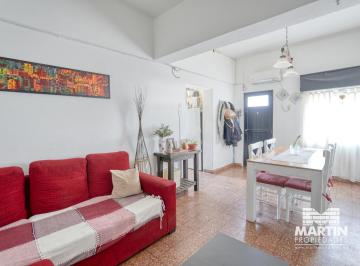 Casa · 196m² · 3 Ambientes · 1 Cochera · Venta en Block 2 Locales y 1 Vivienda. Excelente Zona Comercial.