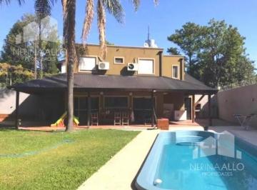 Casa · 130m² · 3 Ambientes · 2 Cocheras · Venta Casa en de Vicenzo Grande Permuta por Propiedad en Castelar o Vehiculo de Alta Gama