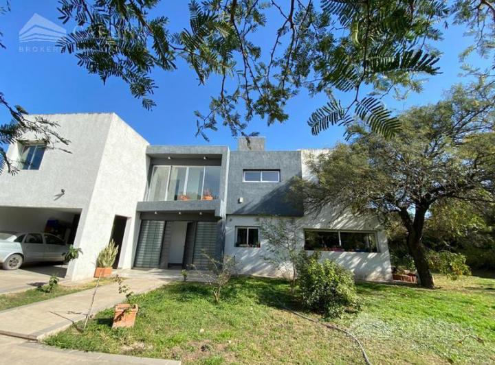 Casa · 330m² · 5 Ambientes · 2 Cocheras