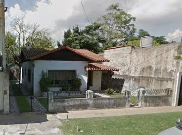 Casa · 90m² · 3 Ambientes · Chalet a Refaccionar a Mtrs Av Peron Calle Pringles 1200