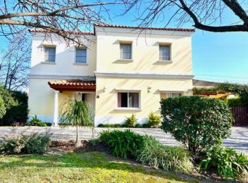 Casa de 5 ambientes, Pilar · Casa en Venta "Los Jazmines ", 3 Dorm, Pileta, Apta a Credito!