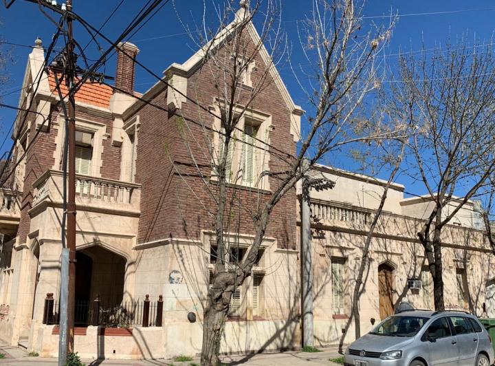 Casa · 200m² · 10 Ambientes · 1 Cochera