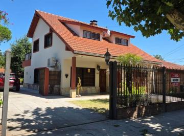 Excelente propiedad compuesta por excelente chalet principal distribuido en PB: · Importante Chalet en Dos Plantas, con Sotano