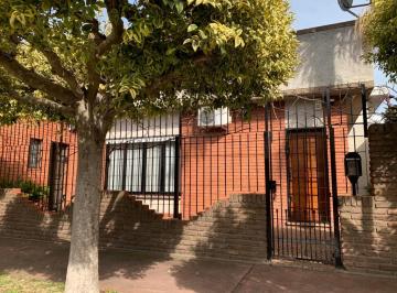 FRENTE · Casa 4 Amb con Quincho y Garage Independiente
