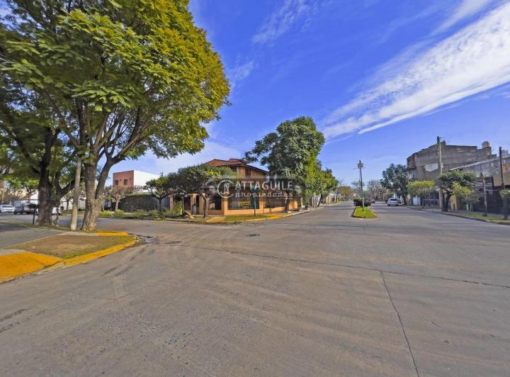 Casa · 200m² · 5 Ambientes · 2 Cocheras