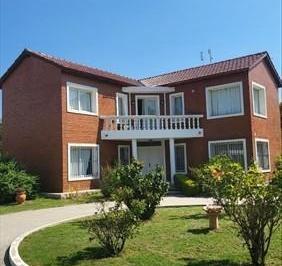 Casa · 345m² · 6 Ambientes · 2 Cocheras · Quintas de Flores, Casa de 5 Dorm. en Venta, Pileta, Asador, Escritorio.