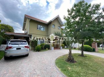 Casa · 255m² · 5 Ambientes · 2 Cocheras · Casa 5 Ambientes. | Athualpa 01