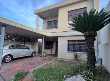 Casa · 200m² · 6 Ambientes · 1 Cochera · Casa Americana de 5 Ambientes en Ituzaingó Norte, Villa Ariza. Permuta