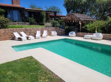 Casa · 300m² · 4 Dormitorios · 3 Cocheras · Casa Premium con Parque, Pileta y Cabaña