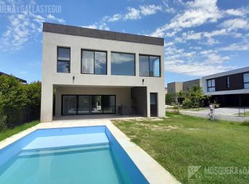 Casa · 260m² · 4 Ambientes · 2 Cocheras · Casa en Venta en Vila Marina I