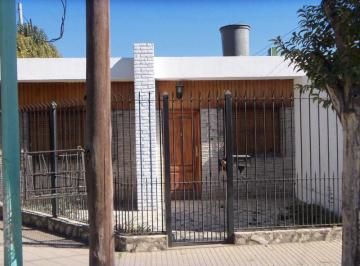 Casa · 156m² · 3 Ambientes · 1 Cochera · Casa con Cochera en Buena Ubicacion! Retasada!