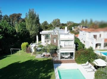 Casa de 9 ambientes, Berazategui · Casa en Venta en Abril Club de Campo Al Golf