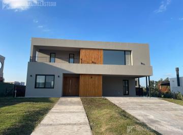 Casa · 246m² · 7 Ambientes · Casa en Vanta en La Calesa, Pilara.