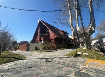 Casa · 305m² · 5 Ambientes · 2 Cocheras · Impecable Chalet
