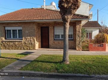 Casa · 134m² · 3 Dormitorios · 2 Cocheras · Chalet 4 Amb en Villa Primera