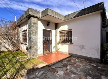 Casa · 62m² · 3 Ambientes · 1 Cochera · Venta Casa 3 Ambientes en Moron Sobre Belgrano Al 800
