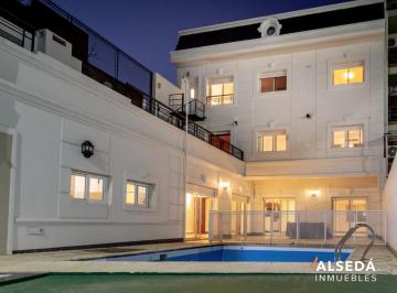 Casa · 475m² · 6 Ambientes · 6 Cocheras · Excepcional Casa de Estilo Frances Barrio Lourdes