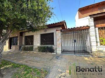 Casa · 100m² · 3 Ambientes · 1 Cochera · Casa en Alquiler 3 Amb con Cochera y Patio con Lavadero.