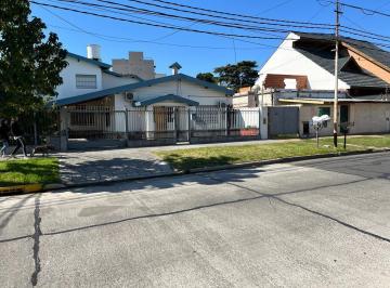 Casa · 271m² · 5 Ambientes · 1 Cochera · Casa en La Mejor Esquina de Villa Bosch