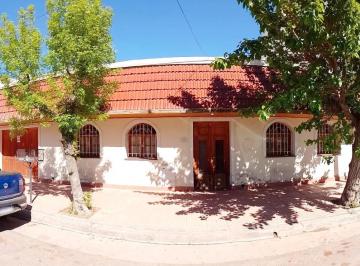 Casa de 5 ambientes, Trelew · Casa 4 Dorm. en Centro de La Ciudad Lote de 525 m²