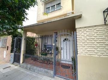 Casa · 146m² · 4 Ambientes · 1 Cochera · Casa en Banfield Este