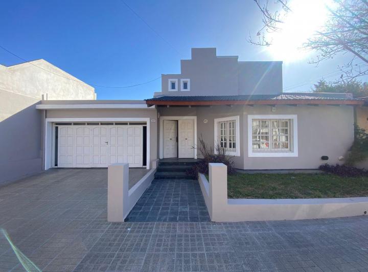 Casa · 140m² · 5 Ambientes · 2 Cocheras