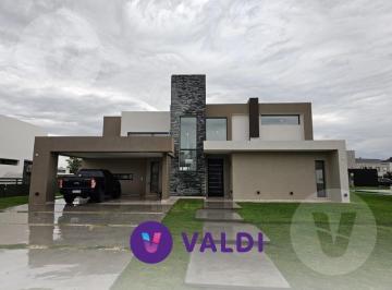 Casa · 211m² · 5 Ambientes · 2 Cocheras · Casa en Venta con Renta - Barrio La Providencia, Canning