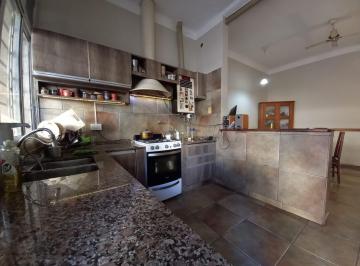 Casa · 95m² · 3 Ambientes · 1 Cochera · Casa Al Frente con Cochera